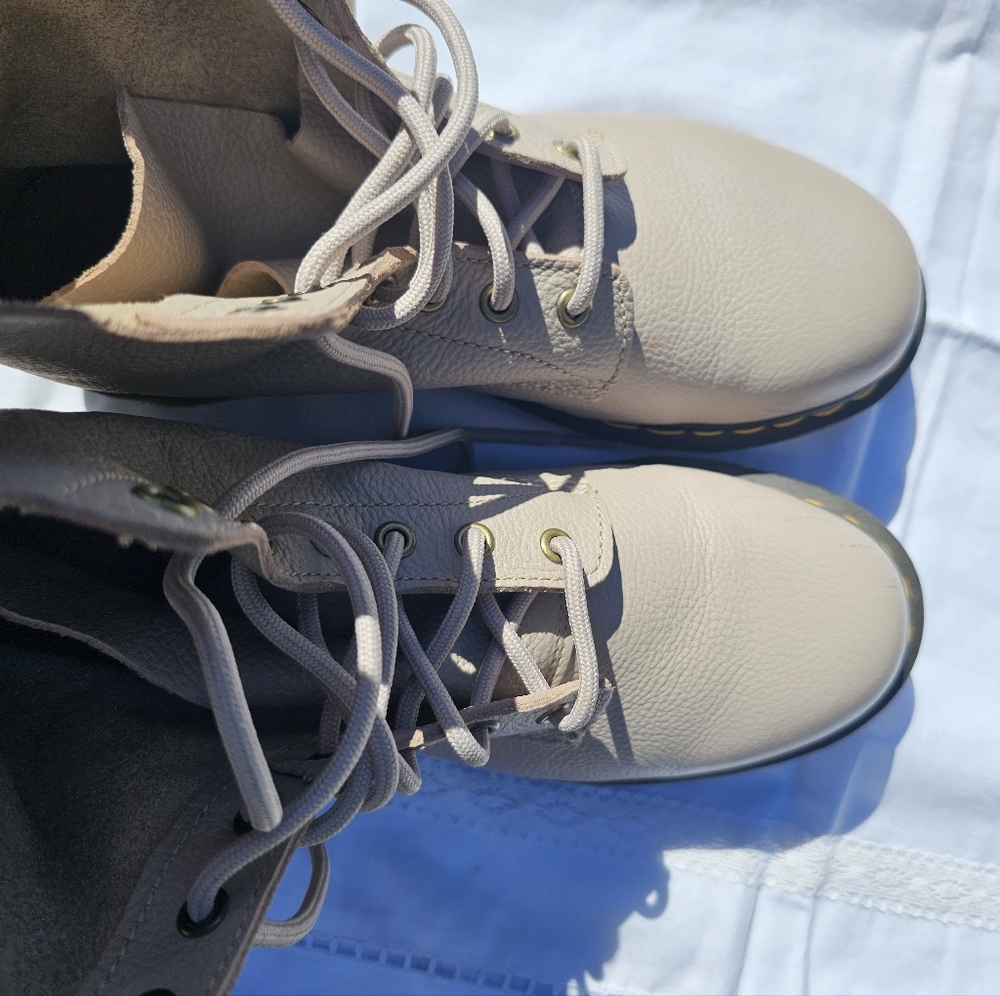 Authentic Dr. Martens 1460 Pascal Virginia Leather Boots – Parchment Beige - Picture 2 of 16